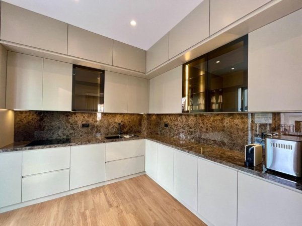 Tirane, jepet me qera Vile 3 Katshe , 330 m² 4.000 € (Teg-Collina Verde)