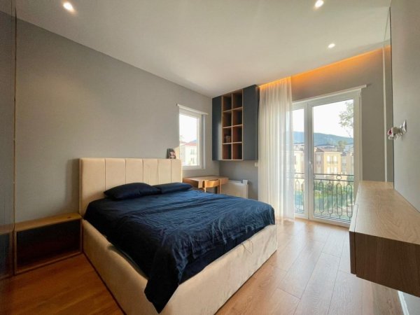 Tirane, jepet me qera Vile 3 Katshe , 330 m² 4.000 € (Teg-Collina Verde)