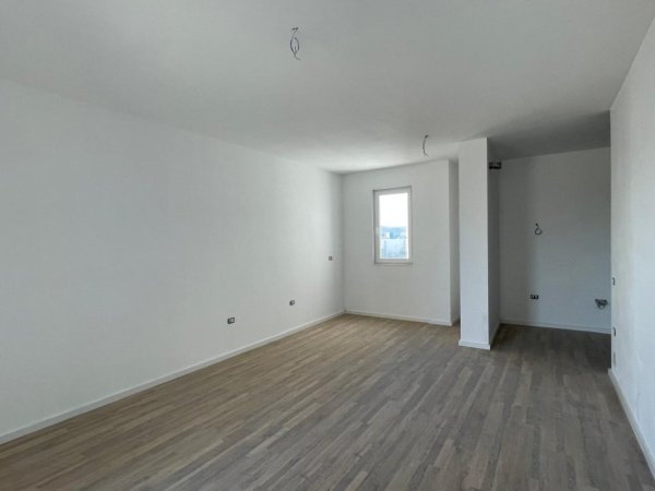 Tirane, shitet apartament 2+1+Ballkon Kati 2, 124 m² 125.000 € (Univers City)