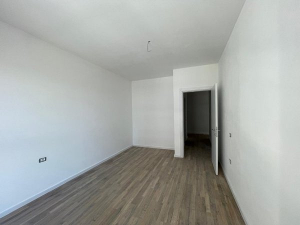 Tirane, shitet apartament 2+1+Ballkon Kati 2, 124 m² 125.000 € (Univers City)