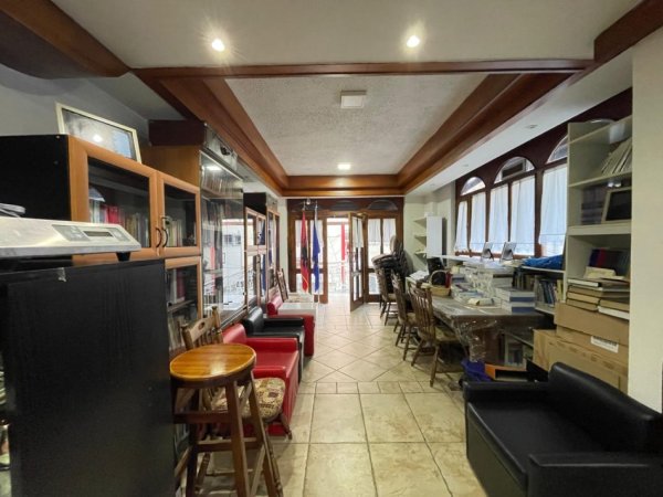 Tirane, jepet me qera Kati 1, 100 m² 800 € (Rruga e Elbasanit, Fakultetit i gjuheve te huaja)
