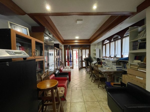 Tirane, jepet me qera Kati 1, 100 m² 800 € (Rruga e Elbasanit, Fakultetit i gjuheve te huaja)