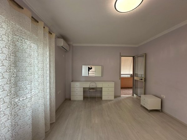 Tirane, jepet me qera 2+1+Ballkon Kati 1, 120 m² 800 € (Kopshti zoologjik)