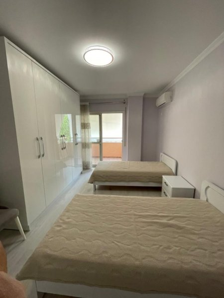 Tirane, jepet me qera 2+1+Ballkon Kati 1, 120 m² 800 € (Kopshti zoologjik)