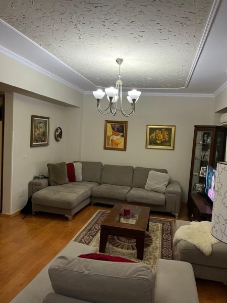 Tirane, jepet me qera apartament 2+1+Ballkon Kati 3, 110 m² 800 € (Bllok, Shkolla Deshmoret e Lirise)