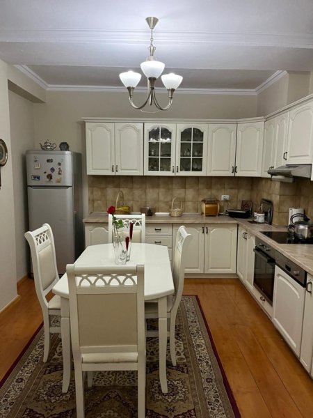 Tirane, jepet me qera apartament 2+1+Ballkon Kati 3, 110 m² 800 € (Bllok, Shkolla Deshmoret e Lirise)