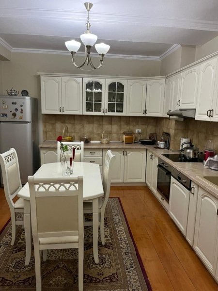Tirane, jepet me qera apartament 2+1+Ballkon Kati 3, 110 m² 800 € (Bllok, Shkolla Deshmoret e Lirise)