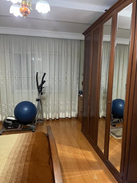 Tirane, jepet me qera apartament 2+1+Ballkon Kati 3, 110 m² 800 € (Bllok, Shkolla Deshmoret e Lirise)
