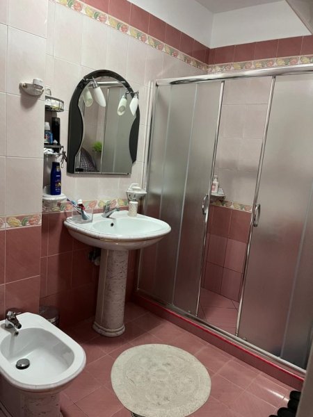 Tirane, jepet me qera apartament 2+1+Ballkon Kati 3, 110 m² 800 € (Bllok, Shkolla Deshmoret e Lirise)