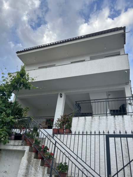 Tirane, jepet me qera shtepi 2+1+Aneks+Ballkon Kati 1, 135 m² 400 € (Ali Shefqeti)