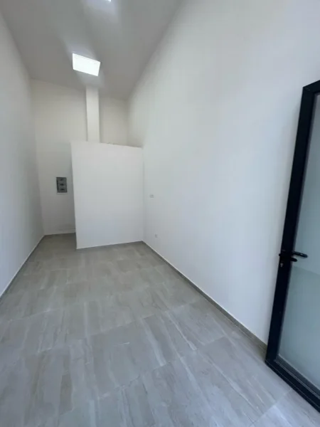 Tirane, jap me qera dyqan Kati 0, 35 m² 350 € (rruga Hasan ALLA)