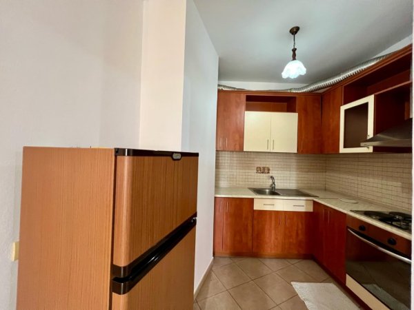 Tirane, jepet me qera apartament 1+1+Ballkon Kati 10, 80 m² 500 € (Rruga e Elbasanit)