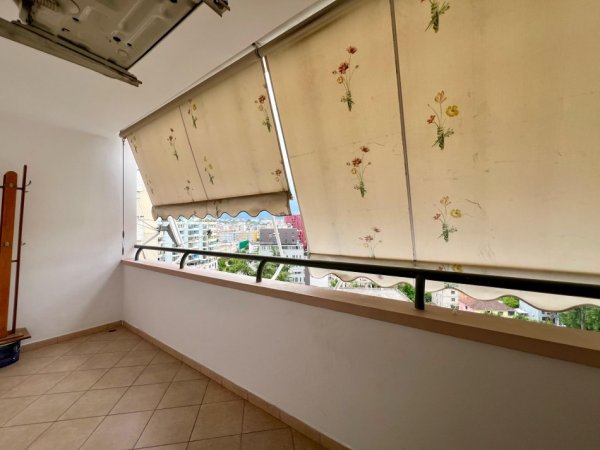 Tirane, jepet me qera apartament 1+1+Ballkon Kati 10, 80 m² 500 € (Rruga e Elbasanit)