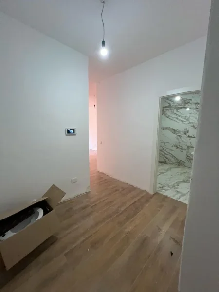 Tirane, shitet apartament 1+1+Ballkon Kati 4, 80 m² 224.000 € (Rruga Kavajes)