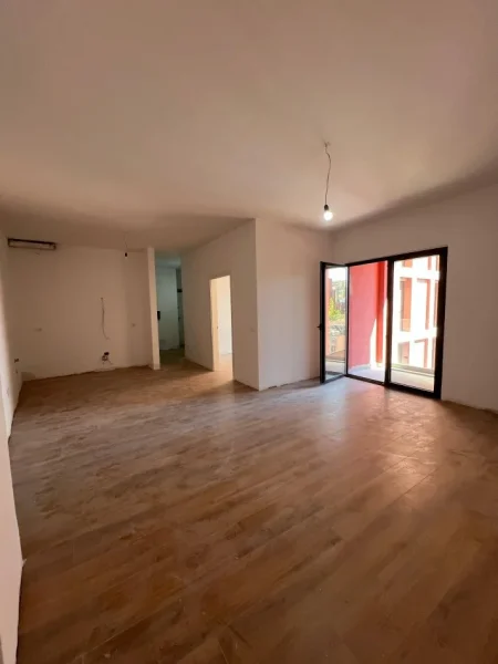 Tirane, shitet apartament 1+1+Ballkon Kati 4, 80 m² 224.000 € (Rruga Kavajes)