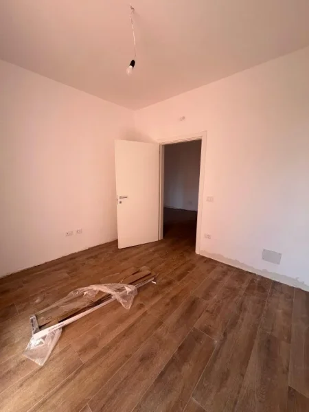 Tirane, shitet apartament 1+1+Ballkon Kati 4, 80 m² 224.000 € (Rruga Kavajes)