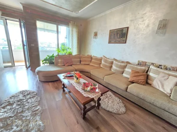 Tirane, jepet me qera apartament 2+1+Ballkon Kati 6, 115 m² 700 € (Metropol114665)