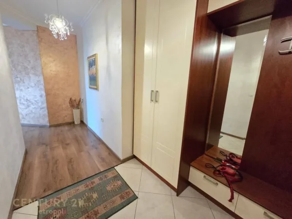 Tirane, jepet me qera apartament 2+1+Ballkon Kati 6, 115 m² 700 € (Metropol114665)