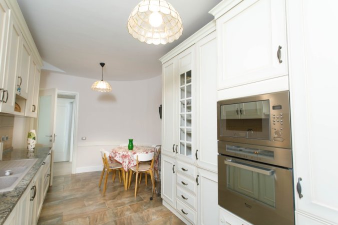 Tirane, jepet me qera apartament 3+1+Aneks+Ballkon Kati 5, 160 m² 1.500 € (stadiumi dinamo)