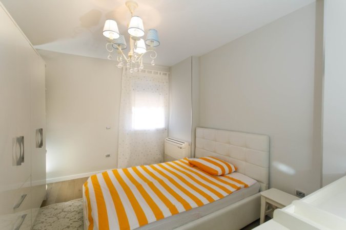 Tirane, jepet me qera apartament 3+1+Aneks+Ballkon Kati 5, 160 m² 1.500 € (stadiumi dinamo)