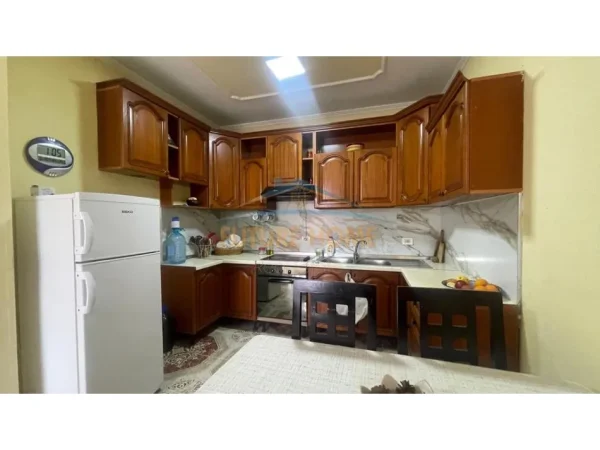 Shitet, Apartament 2+1, Rruga Kongresi Manastirit, Tirane.