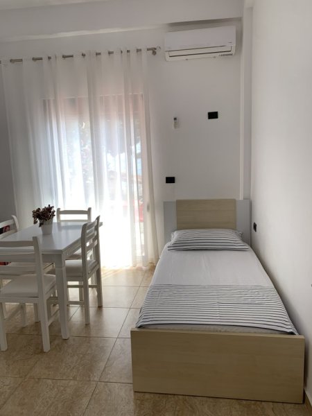 Dhoma plazhi dhe apartamente 1+1 ne Borsh, 20 meter nga deti