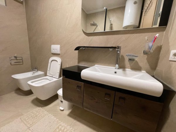 Tirane, jepet me qera apartament 2+1 Kati 2, 91 m² 700 € (PETRO NINI)