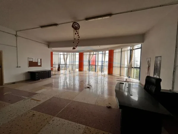 Durres, jepet me qera ambjent biznesi , 5.000 m² 5.000 € (SHKOZET DURRES)