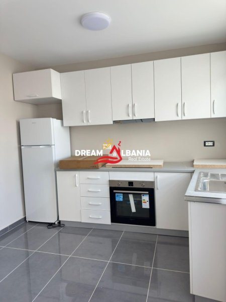 Tirane, jepet me qera 2+1 , 120 m² 800 €