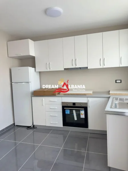 Tirane, jepet me qera 2+1 , 120 m² 800 €