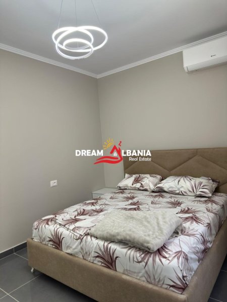 Tirane, jepet me qera 2+1 , 120 m² 800 €