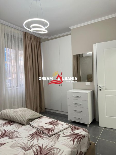 Tirane, jepet me qera 2+1 , 120 m² 800 €