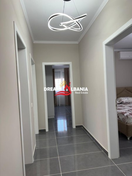 Tirane, jepet me qera 2+1 , 120 m² 800 €
