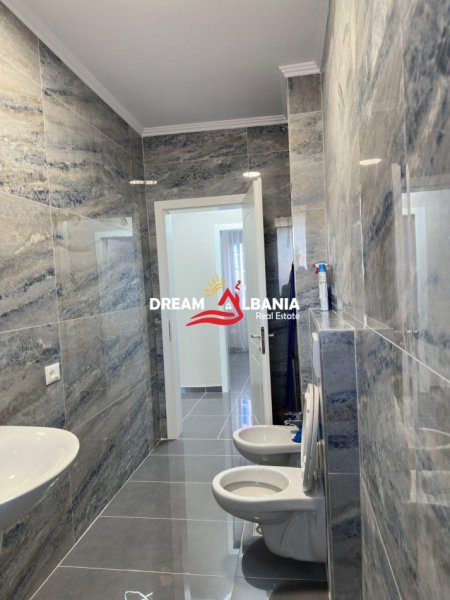 Tirane, jepet me qera 2+1 , 120 m² 800 €