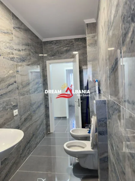 Tirane, jepet me qera 2+1 , 120 m² 800 €