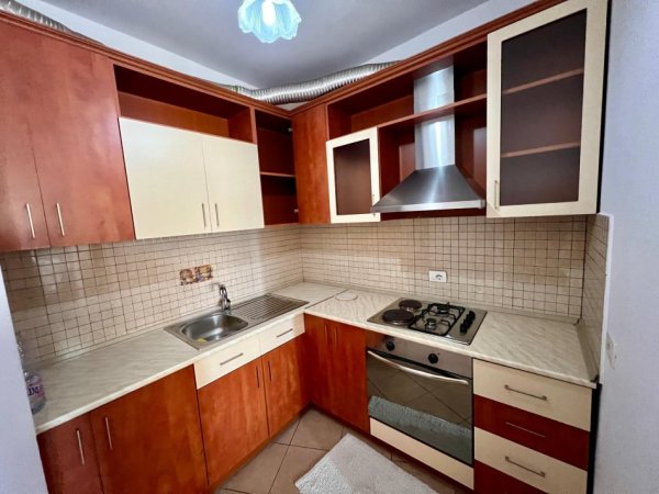 Tirane, jepet me qera apartament 1+1+Ballkon Kati 10, 80 m² 500 € (Rruga elbasanit)