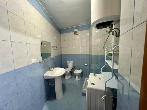Tirane, jepet me qera apartament 1+1+Ballkon Kati 10, 80 m² 500 € (Rruga elbasanit)