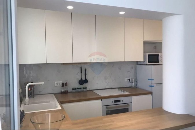 Tirane, jepet me qera apartament 1+1 Kati 4, 75 m² 650 € (Rruga Myslym Shyri)