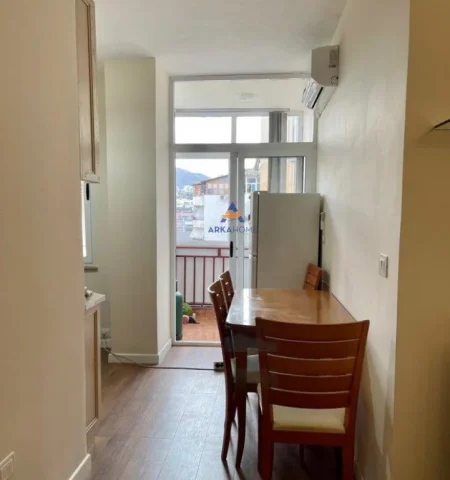 SHITET APARTAMENT 1+1+BALLKON PRANE RRETHIT TË KOMUNES,KOMUNA E PARISIT 155.000 EURO