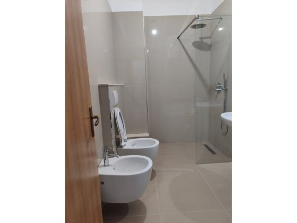 Tirane, jepet me qera apartament 2+1 Kati 2, 100 m² 600 € (Kopshtit Botanik Zoologjik)