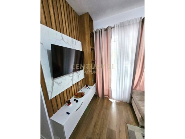 Tirane, jepet me qera apartament 1+1 Kati 1, 73 m² 500 € (ALI DEM)