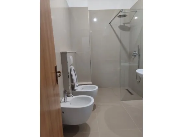 Tirane, jap me qera apartament 2+1+2 , 100 m² 600 € (Kopshti Botanik Zoologjik)