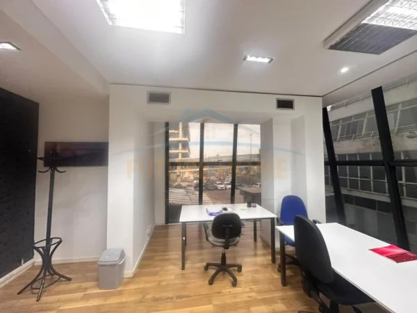 Durres, jepet me qera ambjent biznesi Kati 2, 123 m² 700 € (Stacioni i Trenit, Durres)