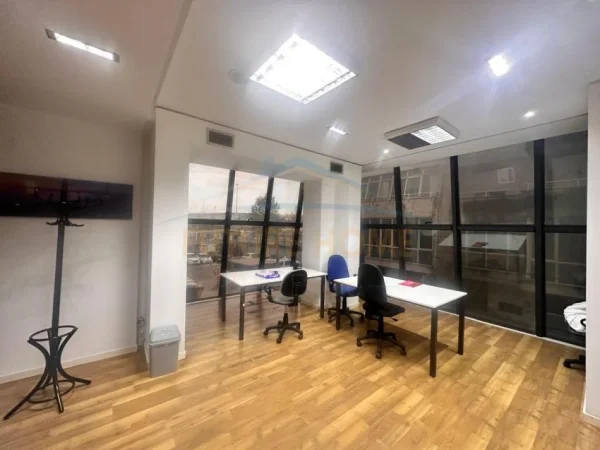 Durres, jepet me qera ambjent biznesi Kati 2, 123 m² 700 € (Stacioni i Trenit, Durres)