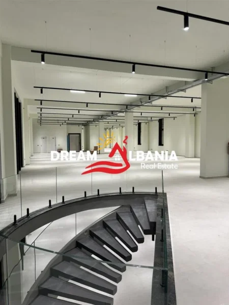 Tirane, jepet me qera ambjent biznesi , 2.951 m² 15.000 € 