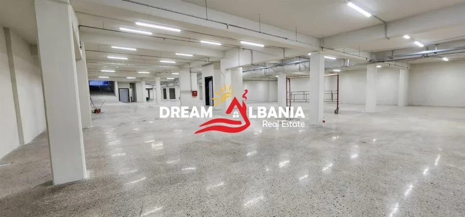 Tirane, jepet me qera ambjent biznesi , 2.951 m² 15.000 € 