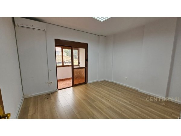 Tirane, jepet me qera zyre Kati 1, 116 m² 1.000 € (Rruga e Bogedanëve)
