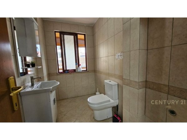 Tirane, jepet me qera zyre Kati 1, 116 m² 1.000 € (Rruga e Bogedanëve)