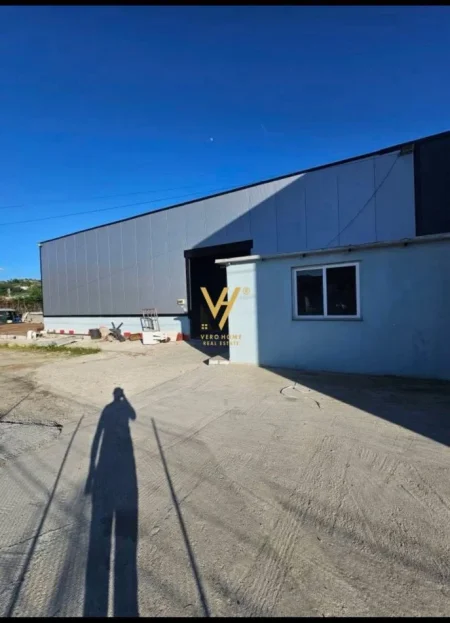 Tirane, jepet me qera magazine Kati 0, 200 m² 1.000 € (PRUSH)