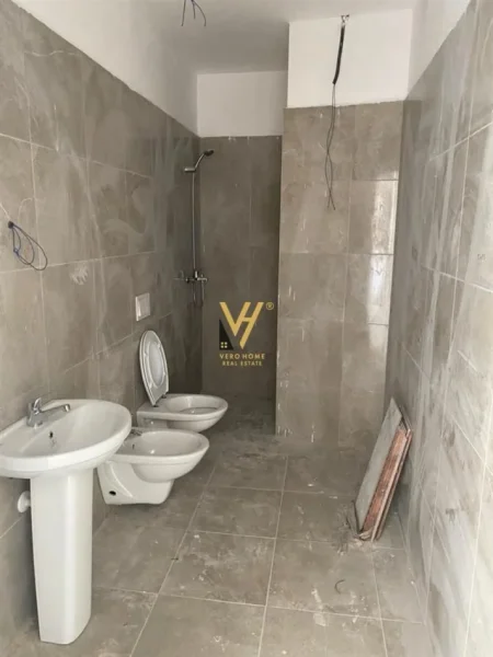 Tirane, jepet me qera zyre Kati 2, 90 m² 800 € (PAZARI I RI)